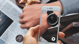Experiência de Realidade Aumentada em e-commerce na qual um consumidor experimenta um relógio virtual no seu pulso.